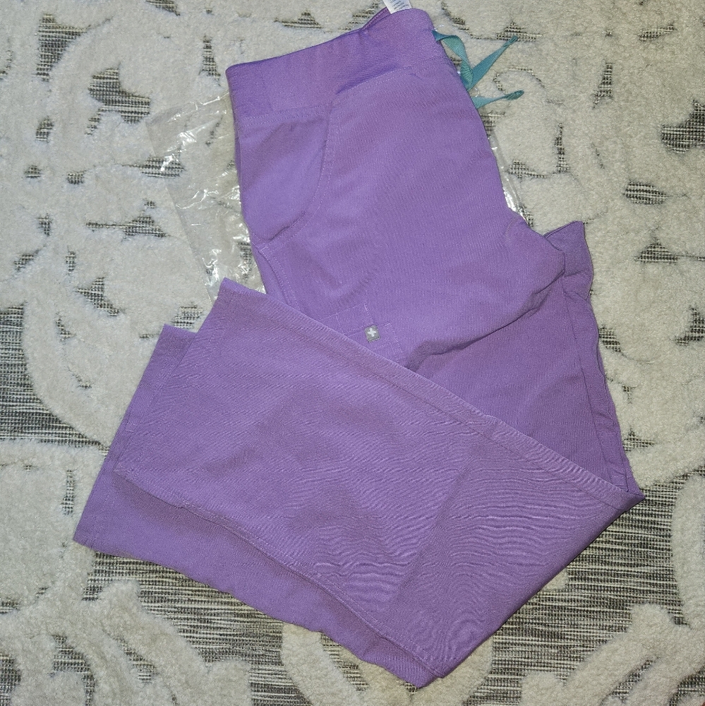 FIGS scrub pants style Kade in Lilac Dawn PETITE